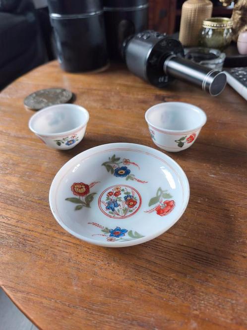 18e eeuws melkglas opalineglas kopjes en schotel, Antiek en Kunst, Antiek | Glas en Kristal, Ophalen of Verzenden