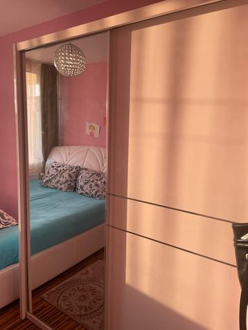 Ruime kledingkast met schuifdeuren beschikbaar voor biedingen