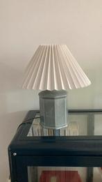 Vintage tafellamp met plissé kap, Huis en Inrichting, Overige materialen, Gebruikt, Minder dan 50 cm, Scandinavisch uiterlijk