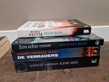stapeltje van 4 spannende boeken beschikbaar voor biedingen