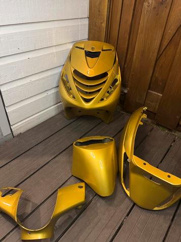 Geel/gouden piaggio zip kappen set beschikbaar voor biedingen
