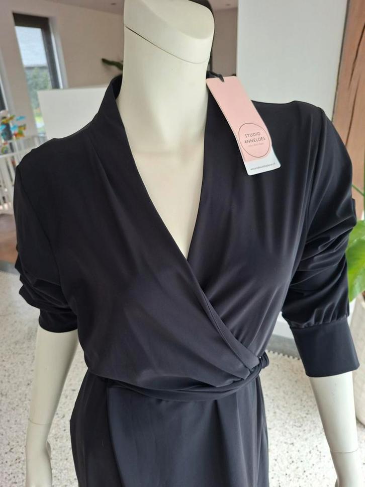 Studio Anneloes Overslagjurk Zwart XXL (44) Nieuw, Kleding | Dames, Jurken, Nieuw, Maat 42/44 (L), Zwart, Onder de knie, Ophalen of Verzenden