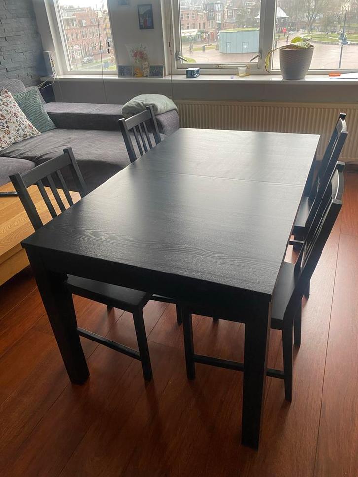 Uitschuifbare zwarte tafel + 4 IKEA stoelen, Huis en Inrichting, Tafels | Eettafels, Gebruikt, 50 tot 100 cm, 100 tot 150 cm, Vijf personen of meer