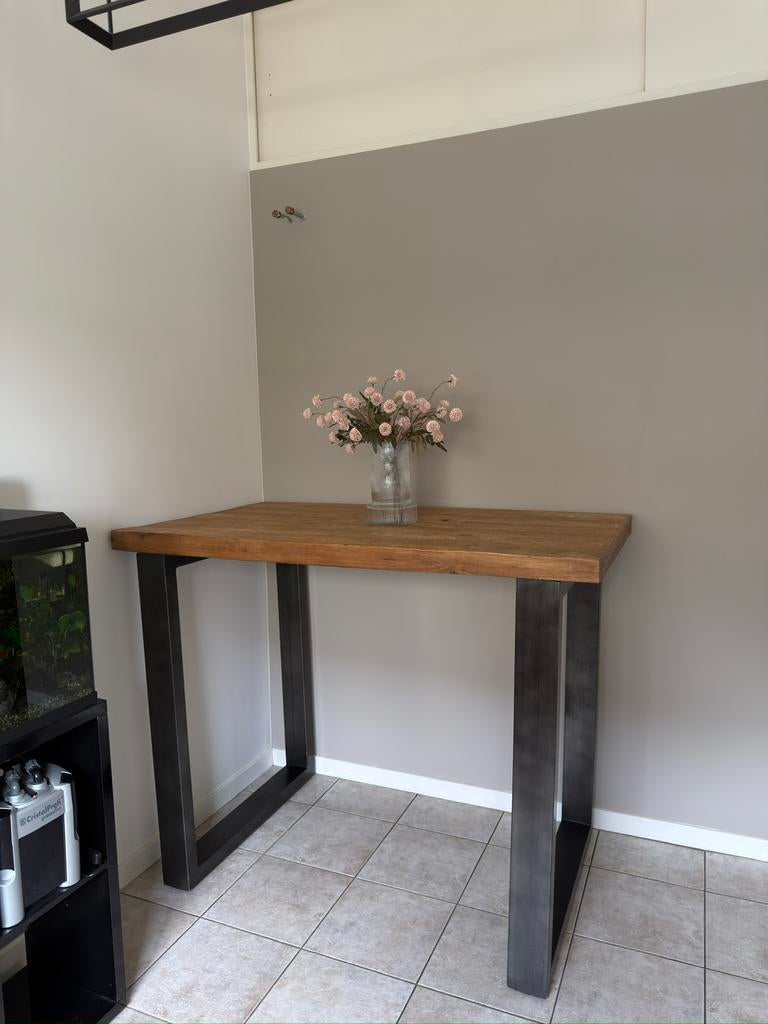 Hoge tafel / bartafel hout met stalen poten, Ophalen, Zo goed als nieuw