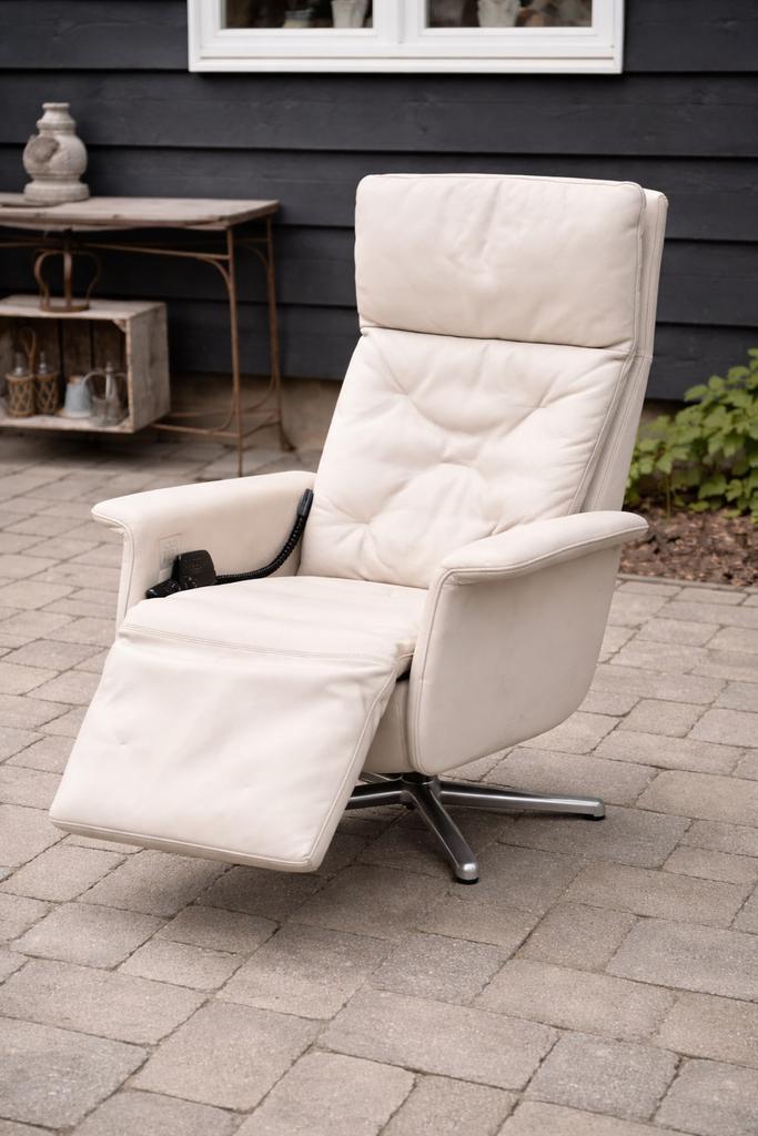 Elektrische relaxstoel in stijlvol grijs/beige, Huis en Inrichting, Fauteuils, Zo goed als nieuw, Leer, 75 tot 100 cm, Ophalen