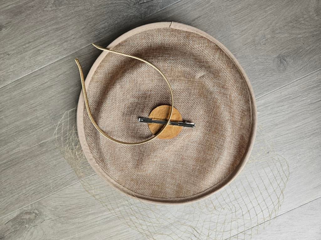 Fascinator/hoedje - Niet gedragen, Kleding | Dames, Hoeden en Petten, Ophalen of Verzenden, Nieuw, One size fits all, Hoed