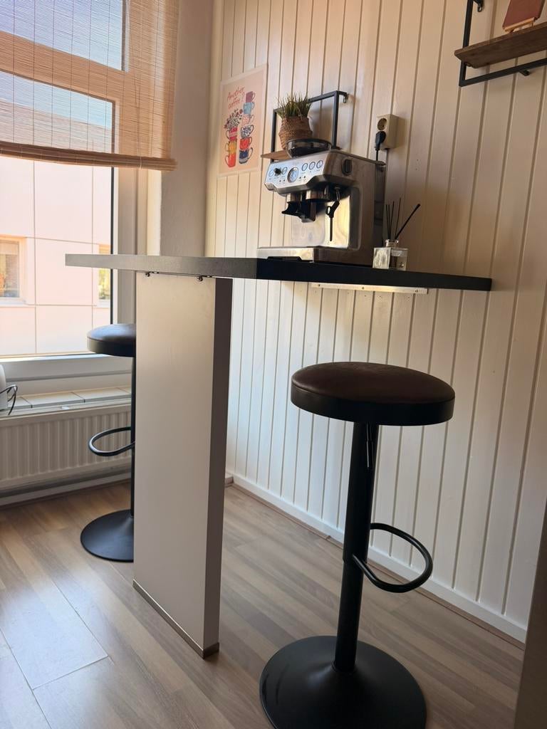 Bar met twee krukken, Ophalen, In hoogte verstelbaar, Zo goed als nieuw