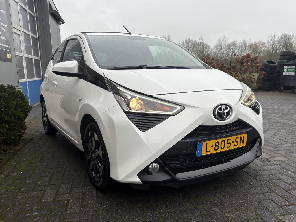 Toyota Aygo 1.0 VVT-i x-joy cab CARPLAY-SCHUIFDAK-CAMERA-BTW, Gebruikt, Euro 6, 4 stoelen, Wit