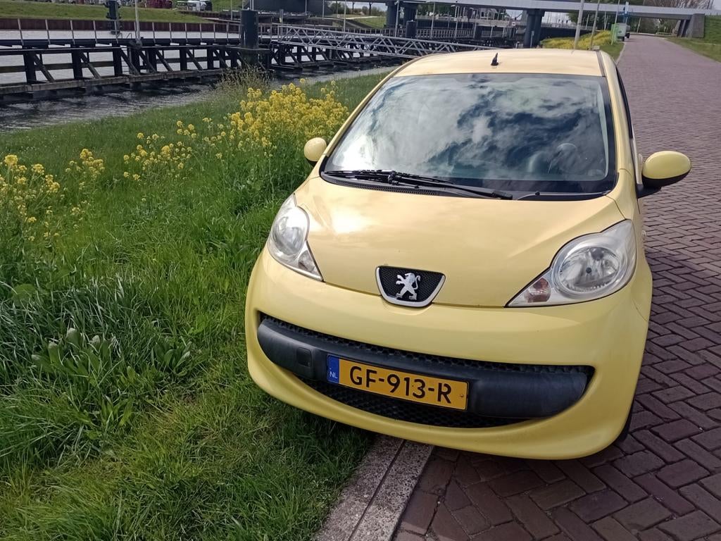 Peugeot 107 zuinig autootje., Auto's, Peugeot, Particulier, Benzine, Hatchback, Handgeschakeld, Geel, Grijs, Stof, Voorwielaandrijving