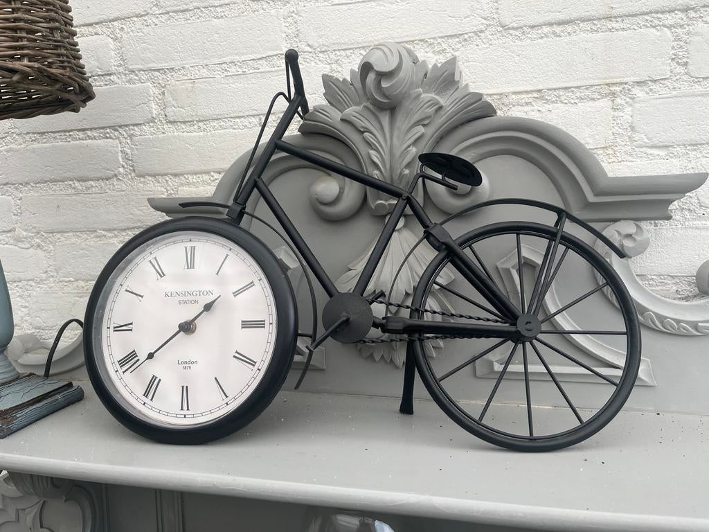 Deco materiaal als fiets met klok erin., Ophalen of Verzenden, Zo goed als nieuw, Analoog, Staande klok