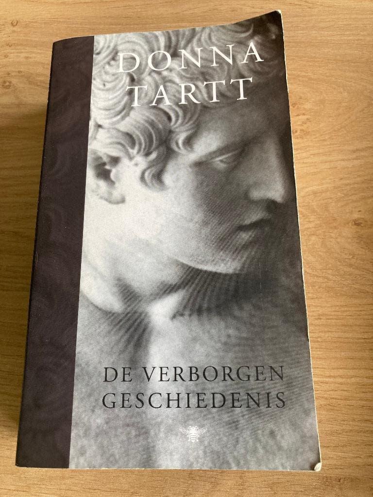 Boek Donna Tartt, Ophalen of Verzenden, Gelezen