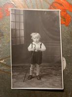 Foto - België - jongetje met wandelstok (SL), Verzamelen, Gebruikt, Foto, Ophalen of Verzenden, Voor 1940