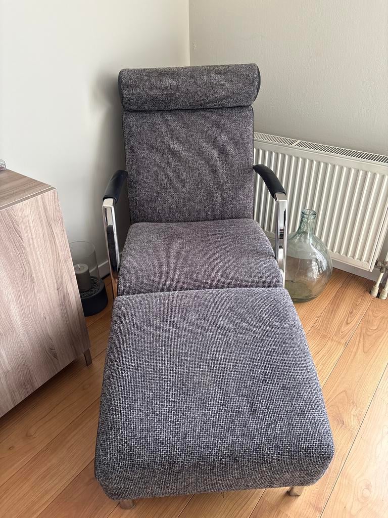 Montel loungestoel met voetenbank - Grijs stof & zwart leer, Huis en Inrichting, Fauteuils, Zo goed als nieuw, Leer, 75 tot 100 cm