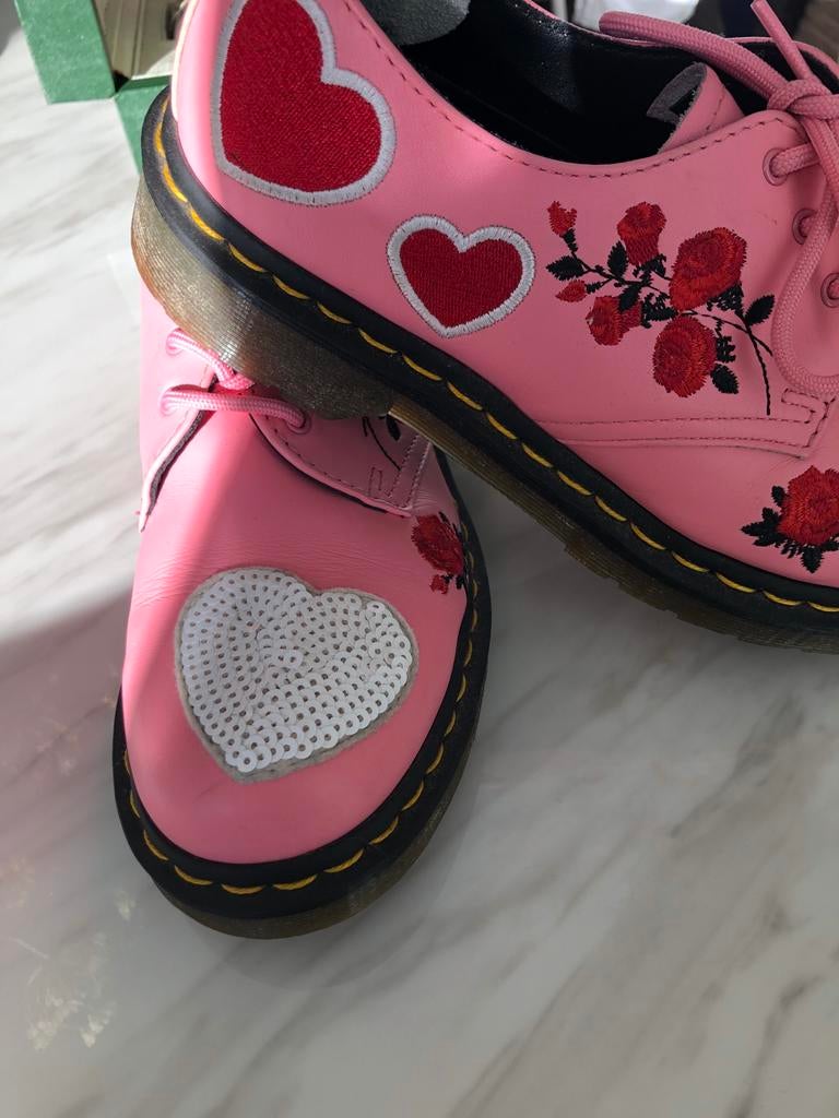 Dr. Martens Roze Schoenen met Harten en Rozen, Kleding | Dames, Schoenen, Ophalen of Verzenden, Zo goed als nieuw, Roze