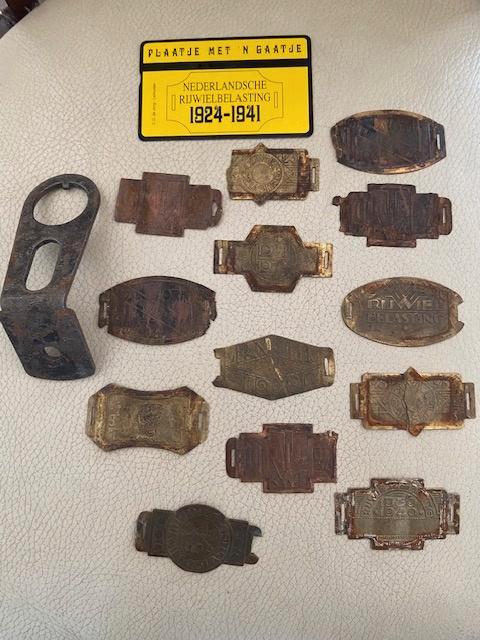 verzameling rijwielbelastingplaatje's 1926 t/m 1940 13 stuks, Antiek en Kunst, Curiosa en Brocante, Ophalen of Verzenden