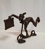 Bronzen beeldje: Man op step met bordje '15', Antiek en Kunst, Ophalen of Verzenden