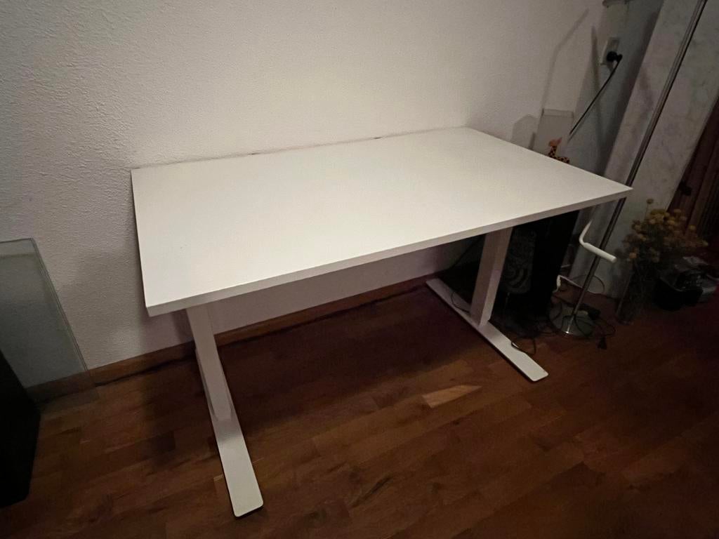 Wit in hoogte verstelbaar bureau, Ophalen, Zit-sta bureau, Spaanplaat of MDF, Zo goed als nieuw