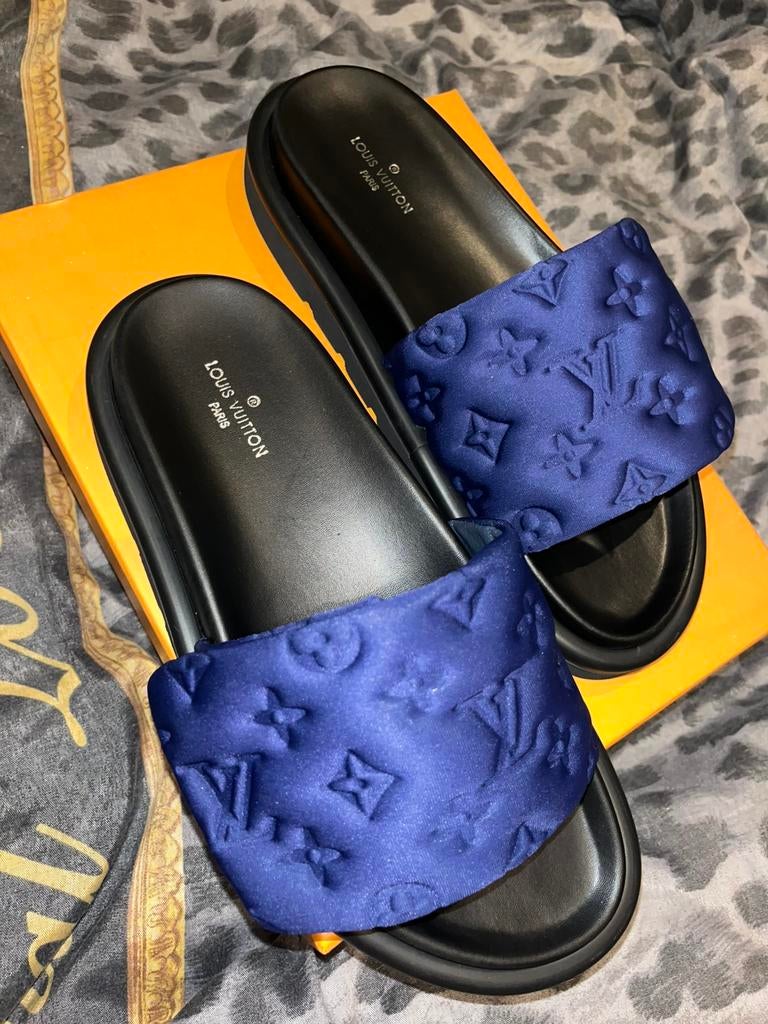 Lv slippers, Kleding | Dames, Ophalen of Verzenden, Zo goed als nieuw