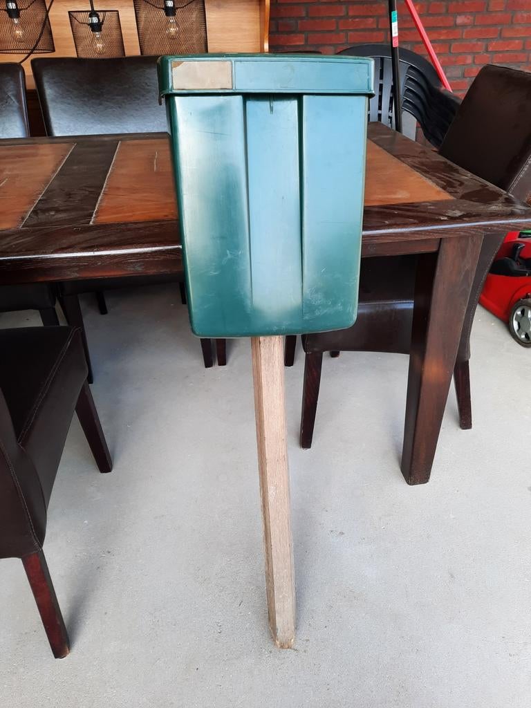 Groene kunststof brievenbus met houten paal, Ophalen of Verzenden, Gebruikt, Kunststof, Staande brievenbus