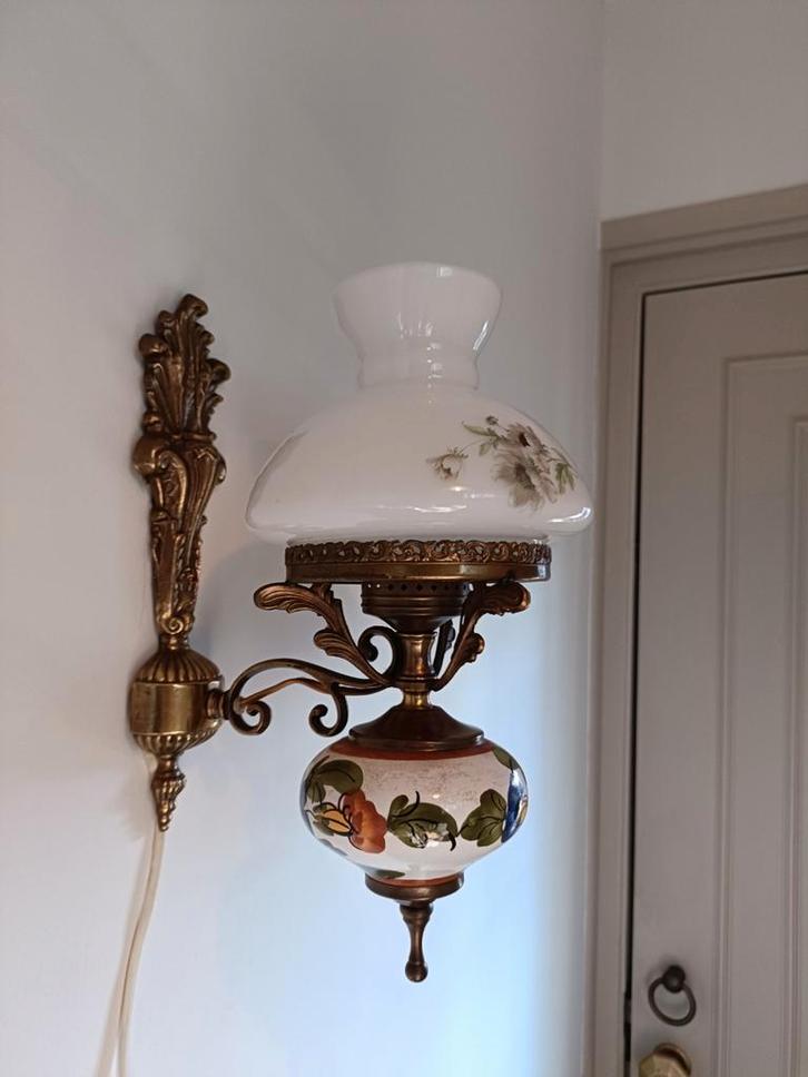 Antieke wandlamp met bloemmotief en opaline kap, Antiek en Kunst, Antiek | Lampen, Ophalen of Verzenden