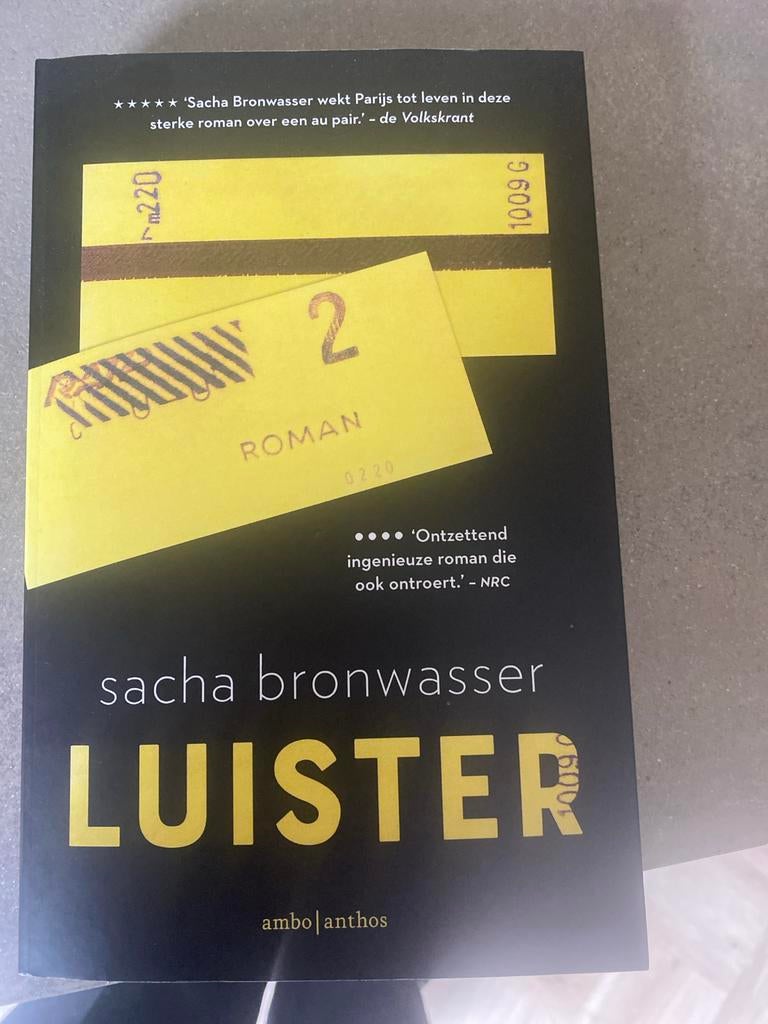 Luister - Sacha Bronwasser (Roman, goede staat), Boeken, Romans, Ophalen of Verzenden, Gelezen