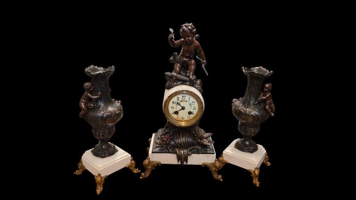 Antiek Frans witmarmeren klokkenstel met boeties, Antiek en Kunst, Antiek | Klokken, Ophalen