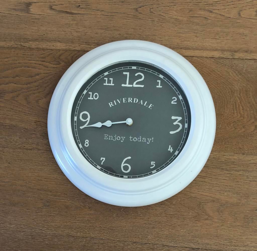 Riverdale klok, Huis en Inrichting, Woonaccessoires | Klokken, Ophalen of Verzenden, Zo goed als nieuw, Wandklok