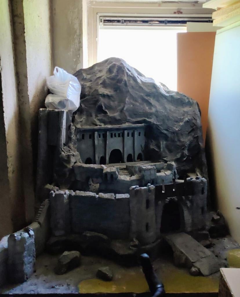 LOTR Helmsdiepte Kasteel Modelbouw Terrain 1x1x1m, Ophalen, Gebruikt, 1:50 of kleiner