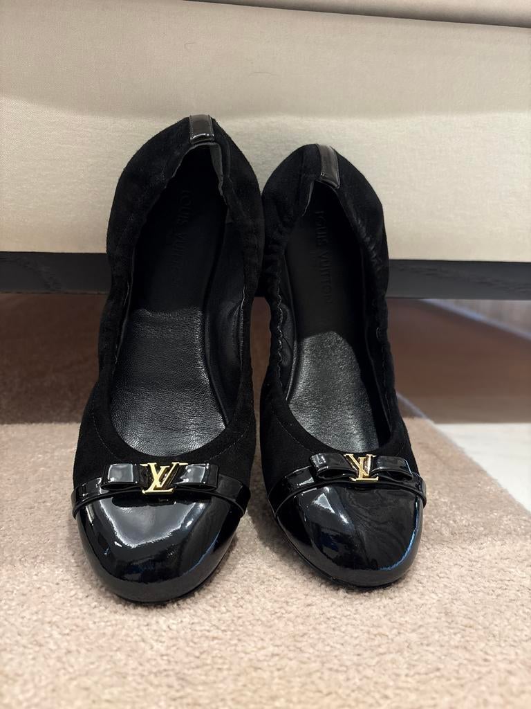Louis Vuitton zwarte suède ballerina's, Kleding | Dames, Schoenen, Ophalen of Verzenden, Gedragen, Zwart, Ballerina's