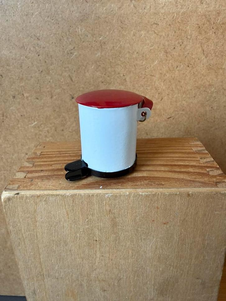 Vuilnisbak - hxbxd 3.7x3x4.5cm - metaal, Verzamelen, Poppenhuizen en Toebehoren, Zo goed als nieuw, Poppenhuis, Ophalen of Verzenden