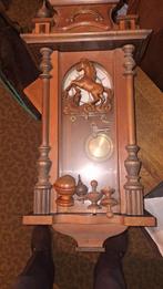 Antieke houten wandklok met paarddecoratie, Ophalen