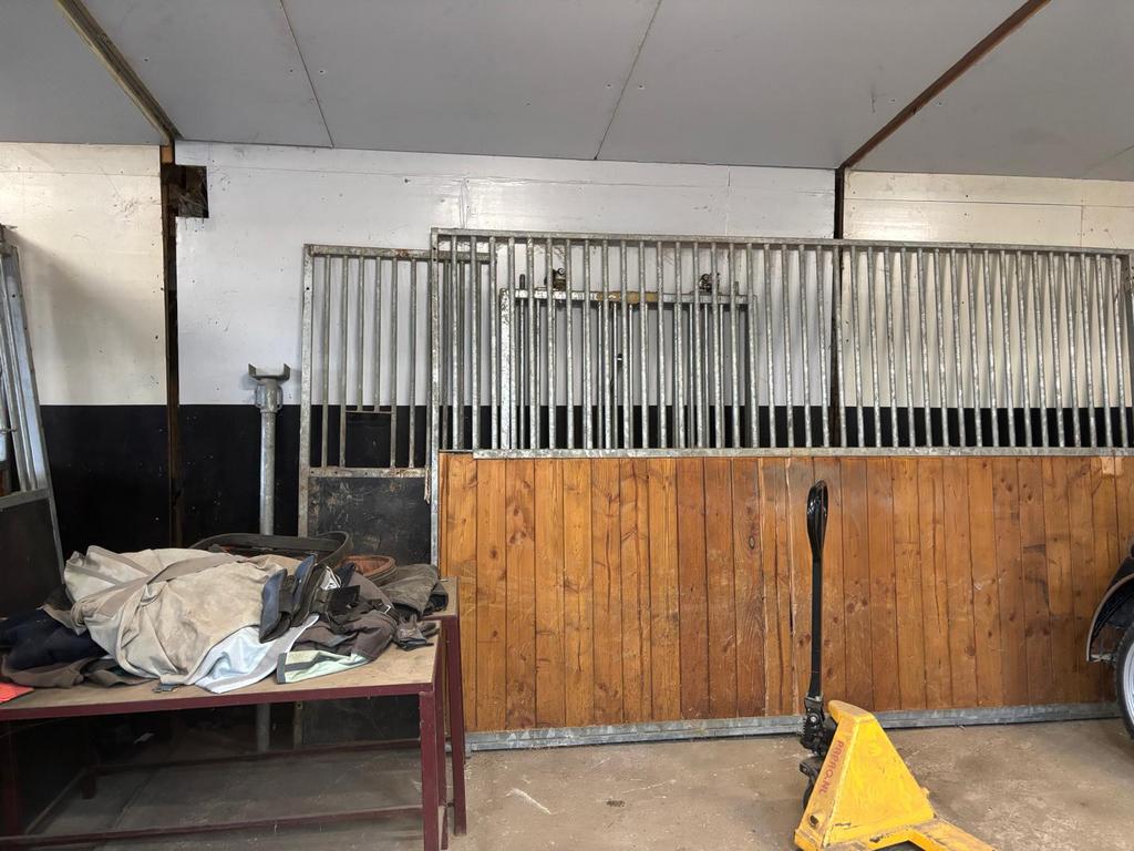 2 stal voorfronten met schuifdeur en 1  tussenwand