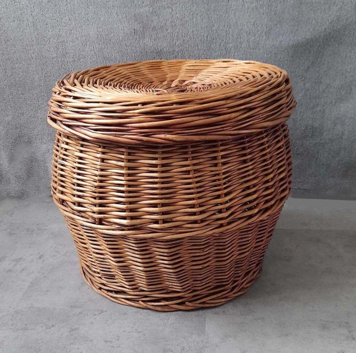 MAND van riet MET DEKSEL en opbergruimte. 37x37 cm, Huis en Inrichting, Woonaccessoires | Schalen en Manden, Zo goed als nieuw