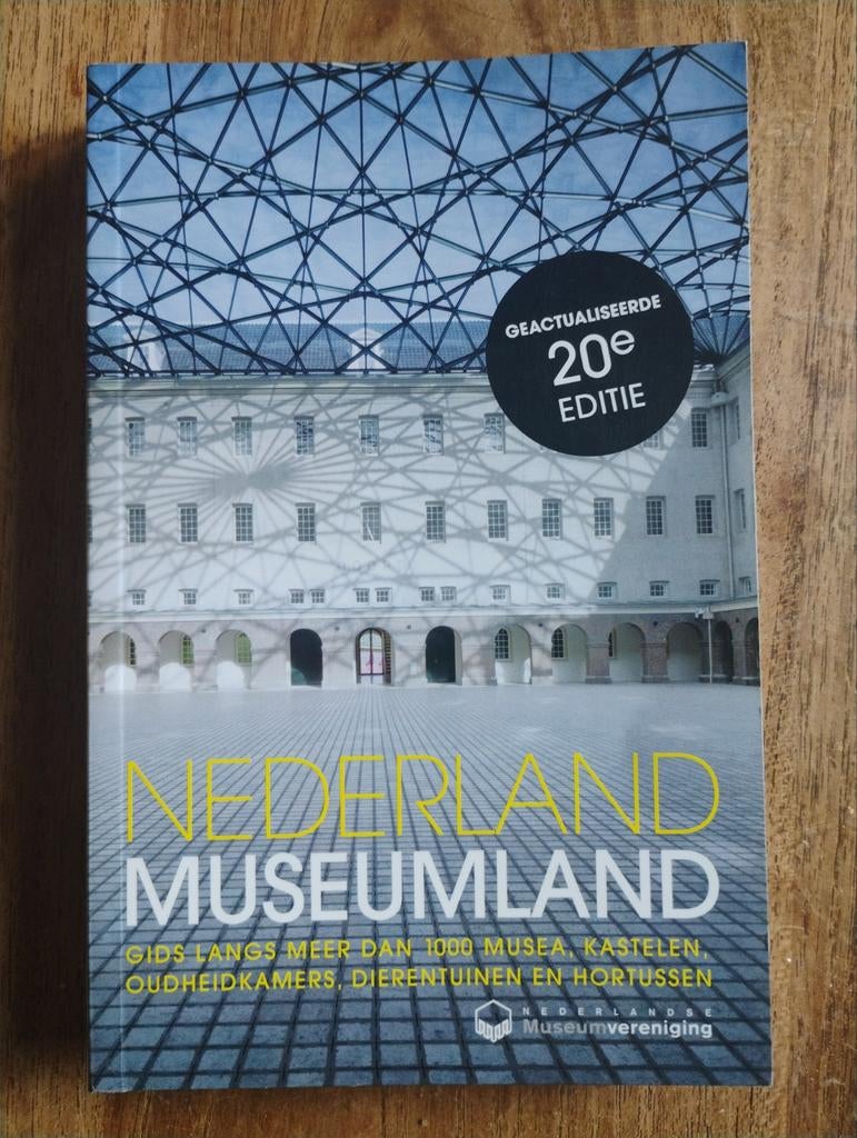 Nederland Museumland - Gids langs meer dan 1000 musea, Overige merken, Nederlandse Museumvereniging, Ophalen of Verzenden, Zo goed als nieuw