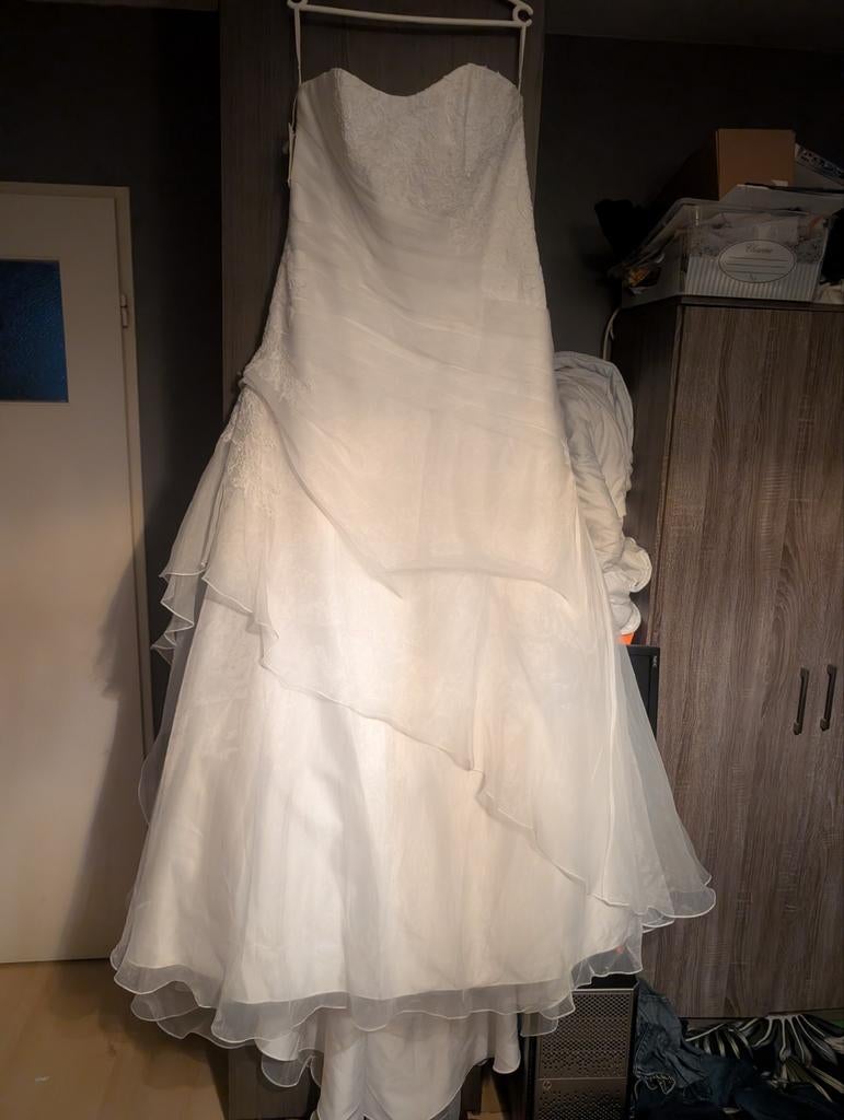 Prachtige witte trouwjurk met kanten details maat 50/52, Kleding | Dames, Trouwkleding en Trouwaccessoires, Trouwjurk, Wit, Ophalen of Verzenden