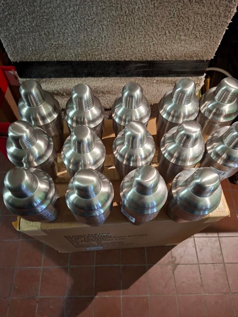 cocktail.  cocktail shakers. mancave, Ophalen, Nieuw