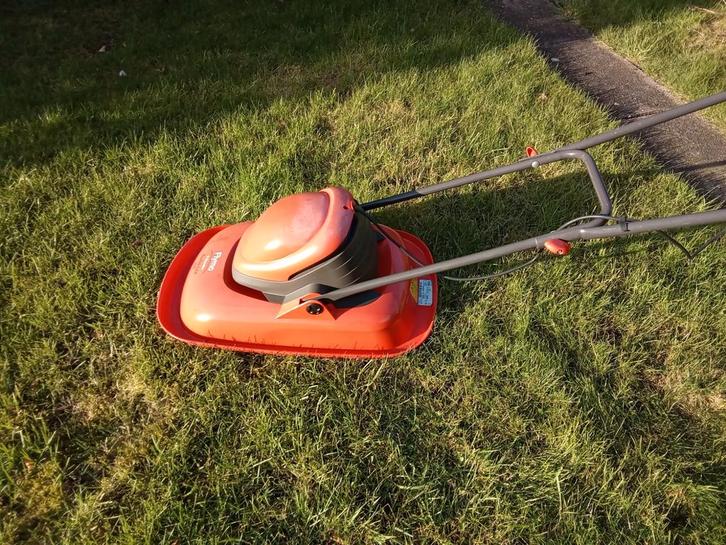 Flymo luchtkussenmaaier met mes - Zeer goede staat, Tuin en Terras, Grasmaaiers, Zo goed als nieuw, Elektrische grasmaaier, Zweefmaaier
