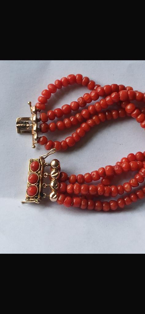 Bloedkoraal armband geel gouden sluiting 14K, Ophalen of Verzenden, Goud, Armband