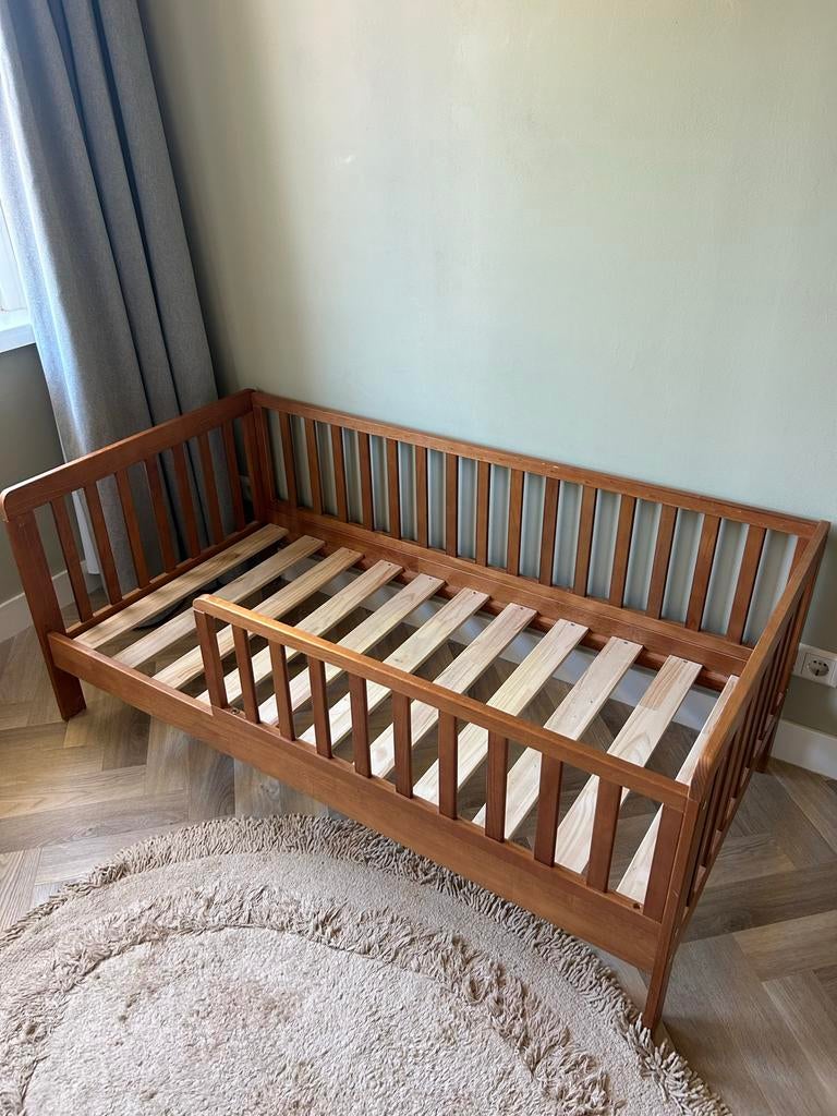 Peuterbed "Plume" 70x140 cm Walnoot - Petite Amelie, Kinderen en Baby's, Kinderkamer | Bedden, Ophalen, Gebruikt, 70 tot 85 cm