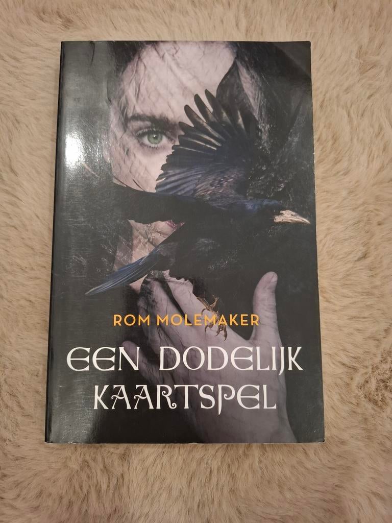 Een Dodelijke Kaartspel - Rom Molemaker, Boeken, Ophalen of Verzenden, Zo goed als nieuw, Rom Molemaker