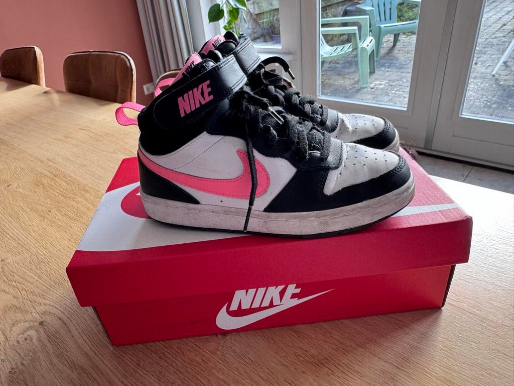 Nike meisjes sportschoenen maat 36 zo goed als nieuw, Kinderen en Baby's, Kinderkleding | Schoenen en Sokken, Ophalen of Verzenden