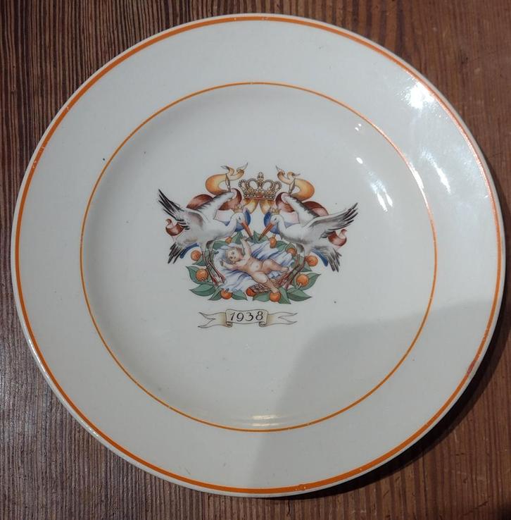 geboortebord Beatrix 1938 door Petrus Regout doorsnee 20,5, Verzamelen, Koninklijk Huis en Royalty, Zo goed als nieuw, Servies