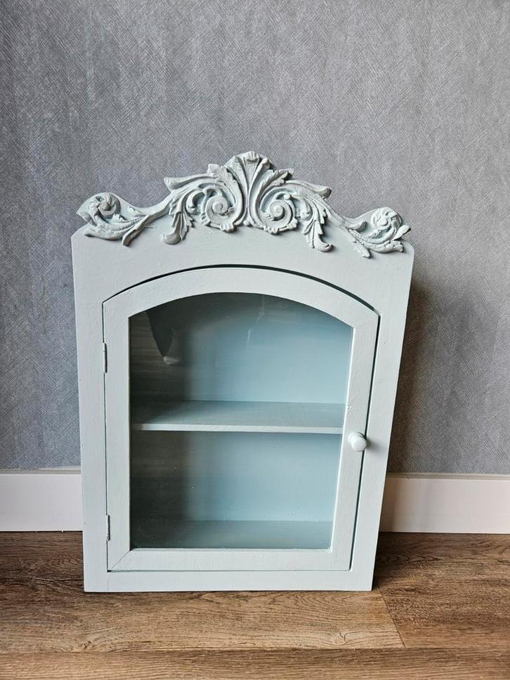 Brocante wandkastje met glazen deur en decoratieve top, Huis en Inrichting, Kasten | Overige, Ophalen of Verzenden