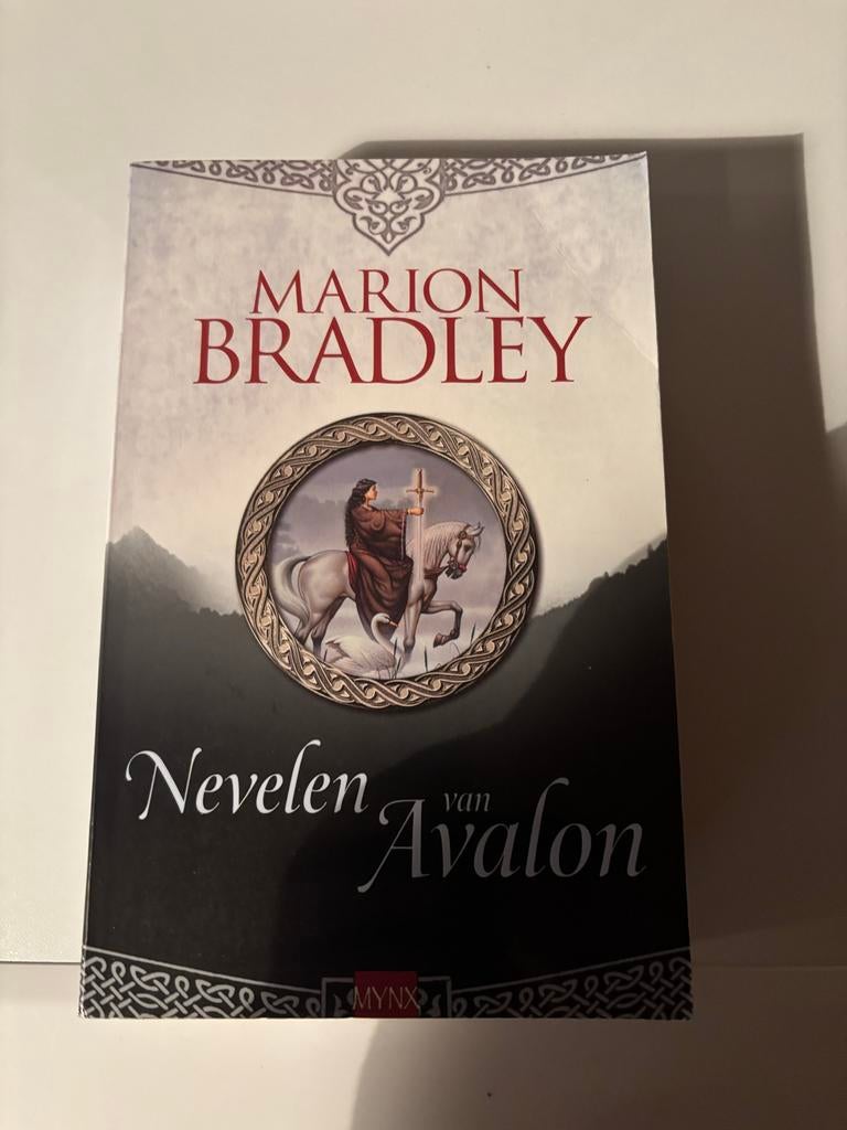 Nevelen van Avalon - Epische Fantasy van Marion Bradley, Boeken, Ophalen of Verzenden, Gelezen