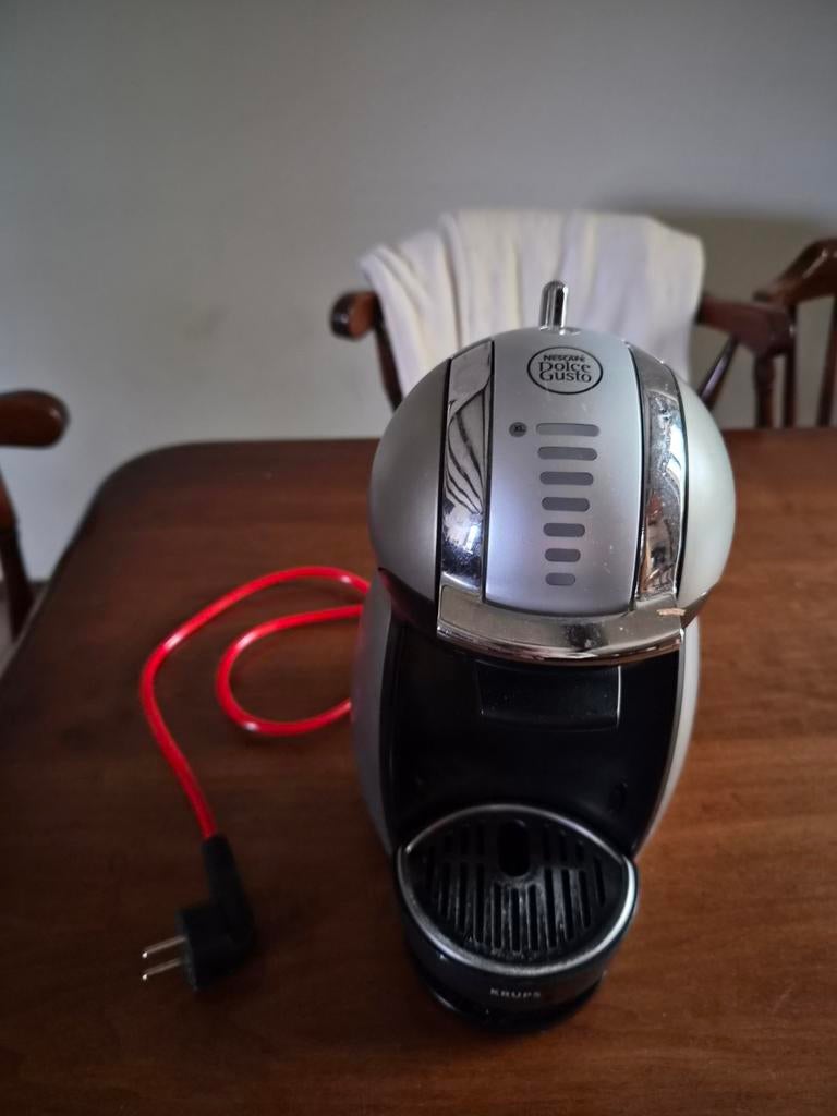 Dolce Gusto koffiezetapparaat, Gebruikt, Koffiemachine, Ophalen of Verzenden, Koffiepads en cups