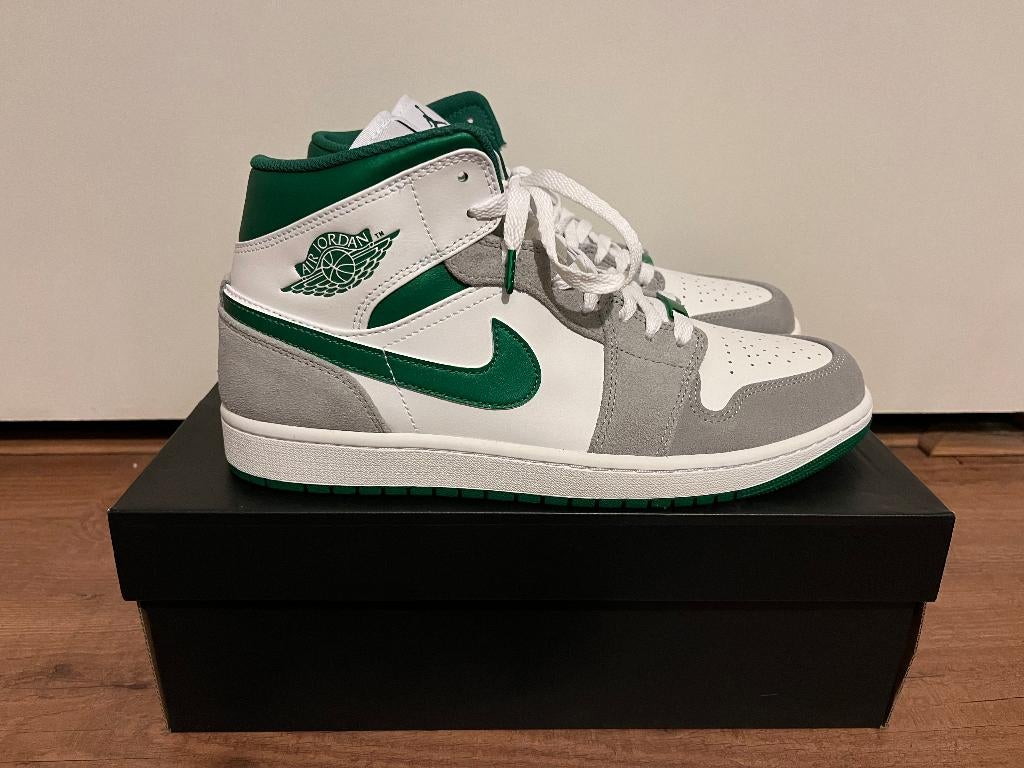Air Jordan 1 Mid Grey Green — US 10.5 / EU 44.5 — DS, Kleding | Heren, Schoenen, Overige kleuren, Nieuw, Ophalen of Verzenden