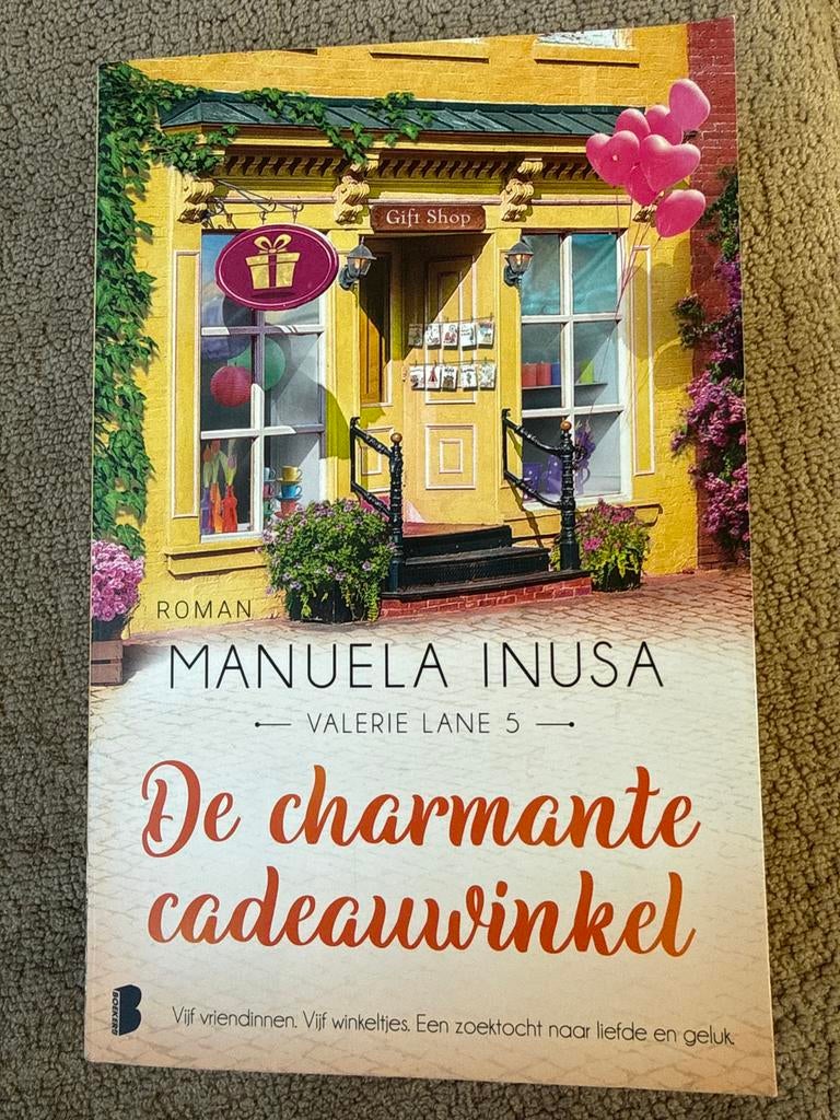 De Charmante Cadeauwinkel - Manuela Inusa (Valerie Lane 5), Boeken, Romans, Zo goed als nieuw, Nederland, Ophalen of Verzenden