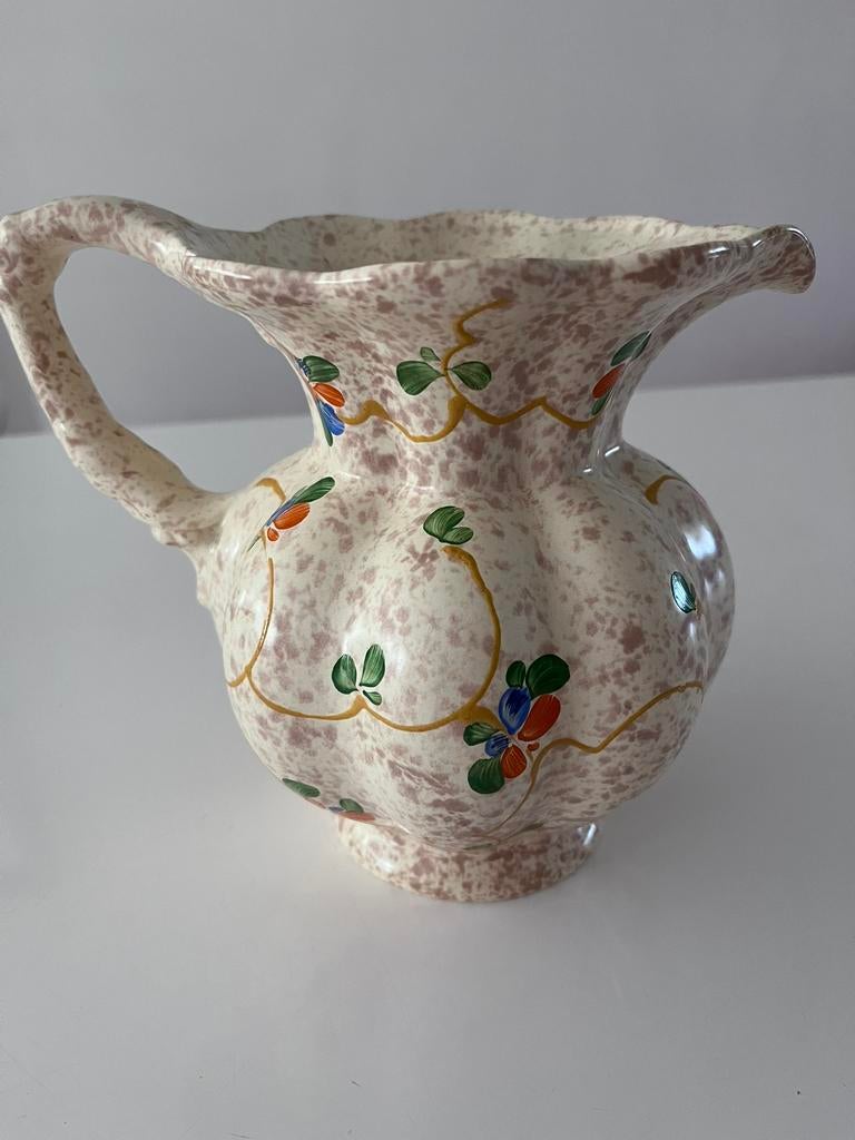 Prachtige oude vaas/kan, licht gekleurd met bloempatroon!, Ophalen of Verzenden