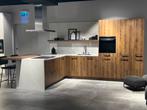 Showroomkeuken met schiereiland ceasarstone blad!, Huis en Inrichting, Keuken | Complete keukens, Ophalen, Bruin, Hoekkeuken, Nieuw