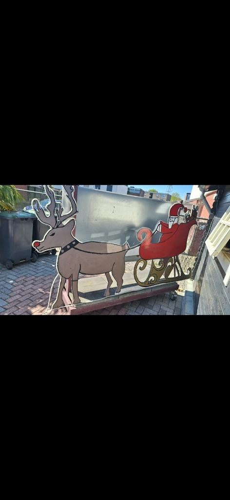 Kerstman in arreslee met hert op stellage op wielen, Ophalen